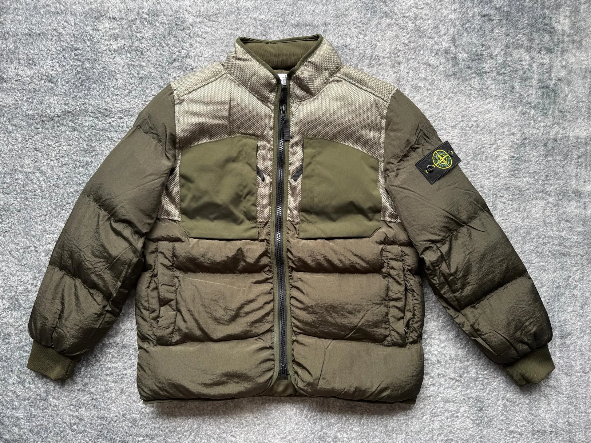 P300 Stone Island Panama splicing deconstructed down cotton jacket. The new and most distinctive down jacket, as its name implies, has a nautical style and a military color. It is characterized by unique research on fibers and fabrics, full of functionality and deconstruction. The new autumn and winter technical fabric splicing down jacket adopts the symbol of Stone Island aesthetics. Fabrics and fashionable splicing elements are perfectly combined to meet the functions and needs of users in different occasions. The full zipper opens, and the neutral collar shape is gentlemanly. The hem has a quite aristocratic temperament. The clothing uses a large area of iridescent three-leaf nylon, which not only has a metallic visual presentation, but also achieves a matte texture and lightweight effect. The ultra-fine fiber structure has excellent insulating properties and is more thermally efficient than other man-made fabrics. The chest protector is surrounded by military-style rough nylon. Its anti-wear and anti-erosion properties can well carry weight outdoors and extend the life of the clothing. The comfortable woven fabric on the chest The cloth forms two pockets, which will not make the skin feel rough in daily use. Vertical zipper pockets on both sides are standard; details such as multi-layer labels and inner pockets will not be described in detail. You can discover it yourself. Stone Island's new work, which covers technology, deconstruction, beauty, practicality and other diversifications, will conquer the trendy winter sailing journey. Super thick filling Color: black, military green, laser green, yellow, silver, haze blue Whole piece [Size] M-2XL Length Chest Shoulder Width M 68 120 65 L 70 124 66 XL 72 128 68 XXL 74 132 70